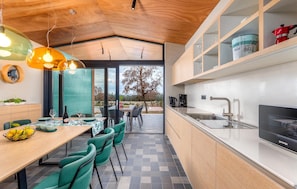 Kühlschrank, Ofen, Geschirrspüler, Wasserkocher mit Kaffee-/Teezubehör