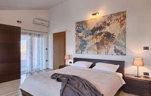 5 عدّة غرف نوم وسرير سفر وواي فاي مجانًا وملاءات أسرّة