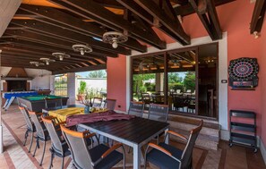 Outdoor dining - Beach front home in Pula (Pula)