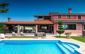 حمّام سباحة مُدفَّأ