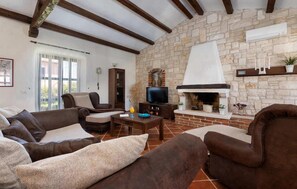 تلفزيون، مدفأة ، كرة قدم الطاولة، تنس طاولة