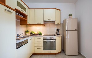 ثلاجة، فرن، غسالة أطباق، ماكينة لصنع القهوة/الشاي