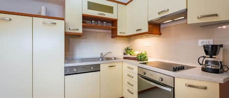 Fridge, oven, dishwasher, coffee/tea maker