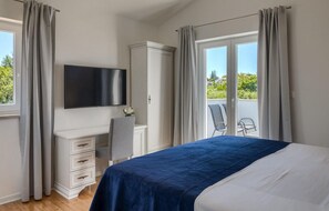 3 bedrooms, travel cot, free WiFi, bed sheets
