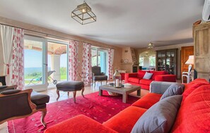 Fernseher, Kamin, Tischfußball