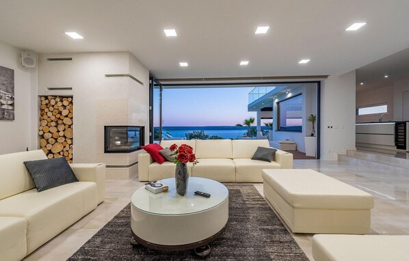Smart TV, fireplace, stereo - Nice home in Maslenica with sauna (Maslenica)