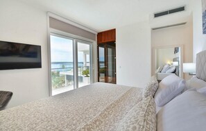 4 chambres, fer et planche à repasser, lit de bébé portatif