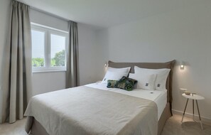 3 bedrooms, travel cot, free WiFi, bed sheets