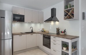 Fridge, oven, dishwasher, coffee/tea maker