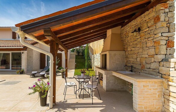 Outdoor dining - Amazing home in Labin - Rabac (Labin - Rabac)