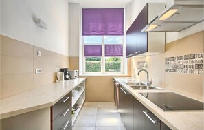 Refrigerador, horno, lavavajillas y cafetera y tetera 