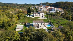A hillside village with a prominent church, a swimming pool, and a basketball court. - Cozy home in Pazin with WiFi (Pazin)