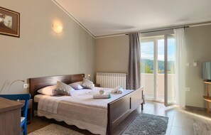 3 عدّة غرف نوم وسرير سفر وواي فاي مجانًا وملاءات أسرّة