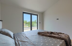 4 bedrooms, travel cot, free WiFi, bed sheets