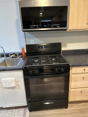 Private kitchen - Madisons place, a newly remodeled duplex is 5 mins away from OSF and Carle hosp
(Peoria)