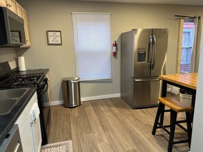 Private kitchen - Madisons place, a newly remodeled duplex is 5 mins away from OSF and Carle hosp
 (Peoria)