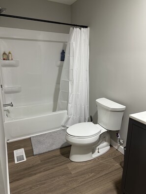 SĂšche-cheveux, serviettes fournies, savon, papier toilette