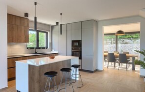 Kylskåp, ugn, spishäll och diskmaskin