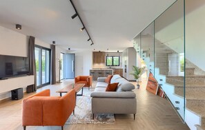 Televisión, chimenea y tenis de mesa 