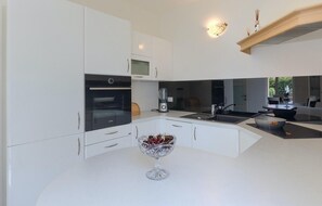 Fridge, oven, dishwasher, coffee/tea maker