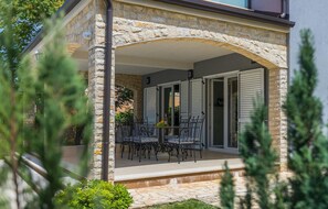 تناول الطعام بالخارج