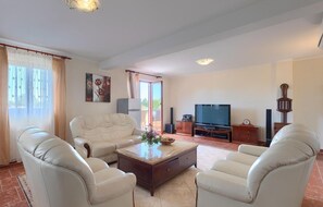 Fernseher, DVD-Player, Tischfußball, Tischtennisplatte