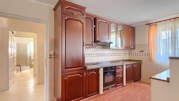 Réfrigérateur, four, lave-vaisselle, cafetière/bouilloire