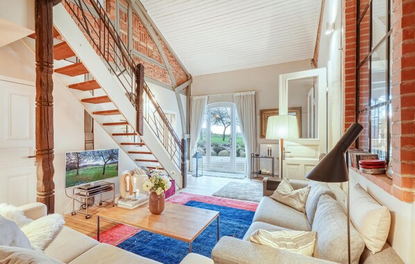 TV, fireplace, stereo