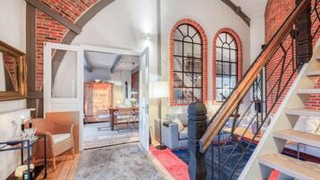 Télévision, cheminée, chaßne hi-fi