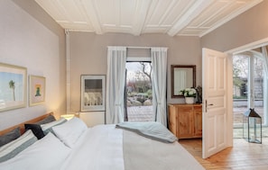 2 bedrooms, travel cot, free WiFi, bed sheets