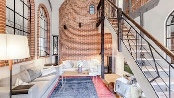 Fernseher, Kamin, Stereoanlage