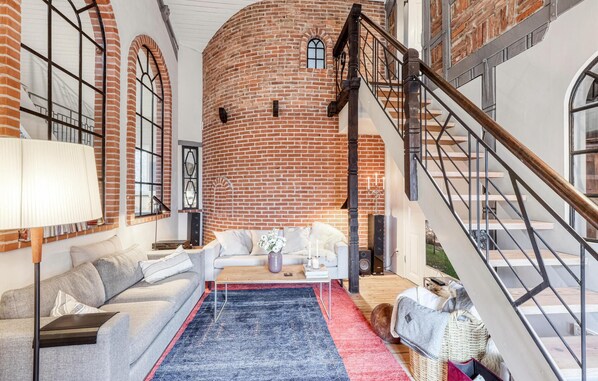 TV, fireplace, stereo