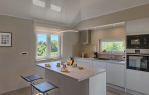 Kühlschrank, Ofen, Geschirrspüler, Wasserkocher mit Kaffee-/Teezubehör