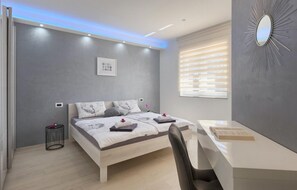 2 bedrooms, travel cot, free WiFi, bed sheets