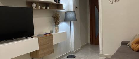 Een smart-tv en boeken