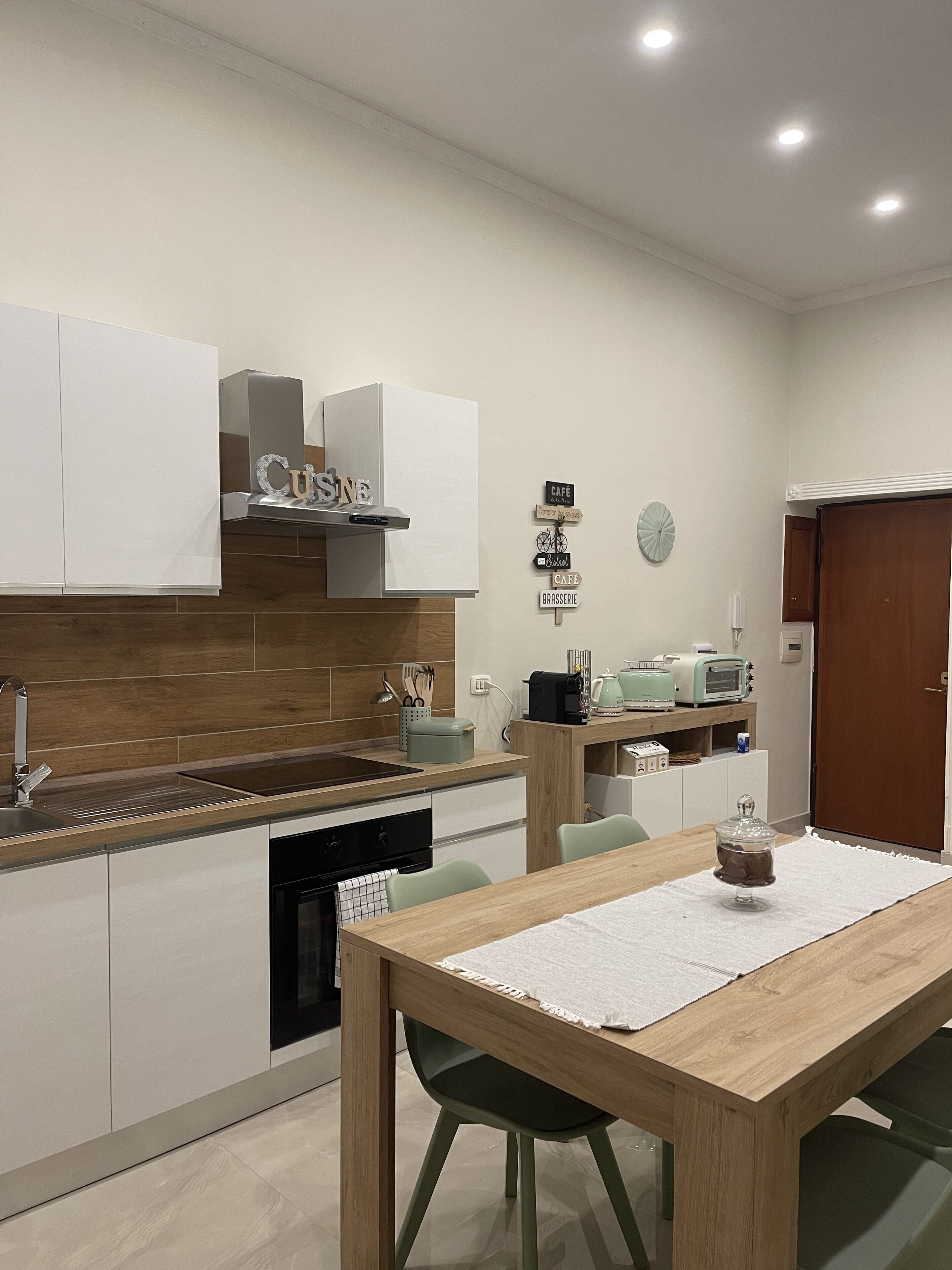 Kühlschrank, Ofen, Herdplatte, Wasserkocher mit Kaffee-/Teezubehör