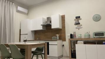 Wasserkocher mit Kaffee-/Teezubehör, Kühlschrank, Ofen, Herdplatte
