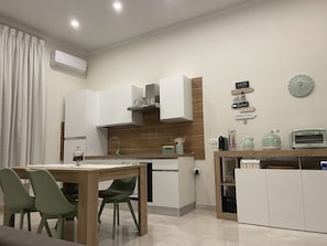 Fridge, oven, stovetop, coffee/tea maker - Miracles on 32nd street (Napoli)
