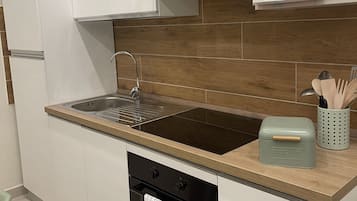 Refrigerador, horno, parrilla de estufa y cafetera y tetera