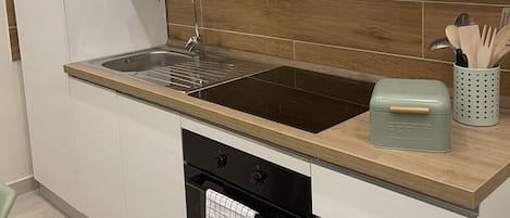 Réfrigérateur, four, plaque de cuisson, cafetière/bouilloire