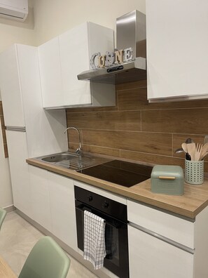 Fridge, oven, stovetop, coffee/tea maker - Miracles on 32nd street (Napoli)