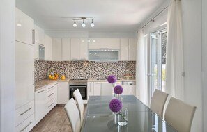 Fridge, microwave, oven, stovetop - Stunning home in Pula (Pula)