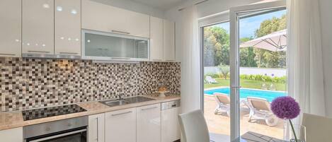 Fridge, oven, stovetop, dishwasher