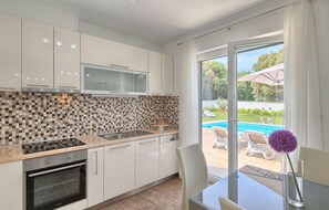 Fridge, oven, stovetop, dishwasher - Stunning home in Pula (Pula)