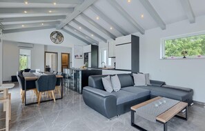 Fernseher, Tischtennisplatte