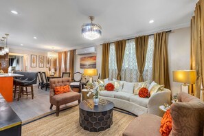 Smart TV - Ocean Sunset -A Luxury Couples Beach Paradise (Nassau, New Providence, Bahamas)