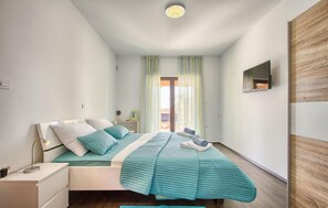 3 quartos, berço de viagem, Wi-Fi de cortesia, roupa de cama