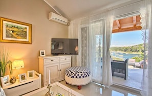 Tv, dvd-afspiller, bordfodbold, bordtennisbord