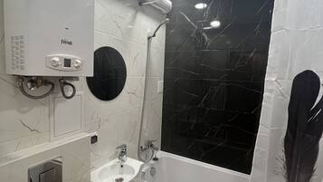 Hiustenkuivaaja, pyyhkeet, saippua, sampoo