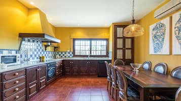 Fridge, stovetop, dishwasher